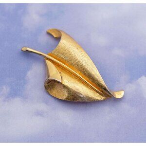 Vintage Art nouveau Accent Enamel Leaves Gold Tone Brooch - S16